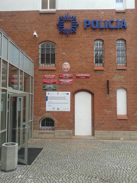 budynek Komisariatu Policji w Karlinie, wejście
