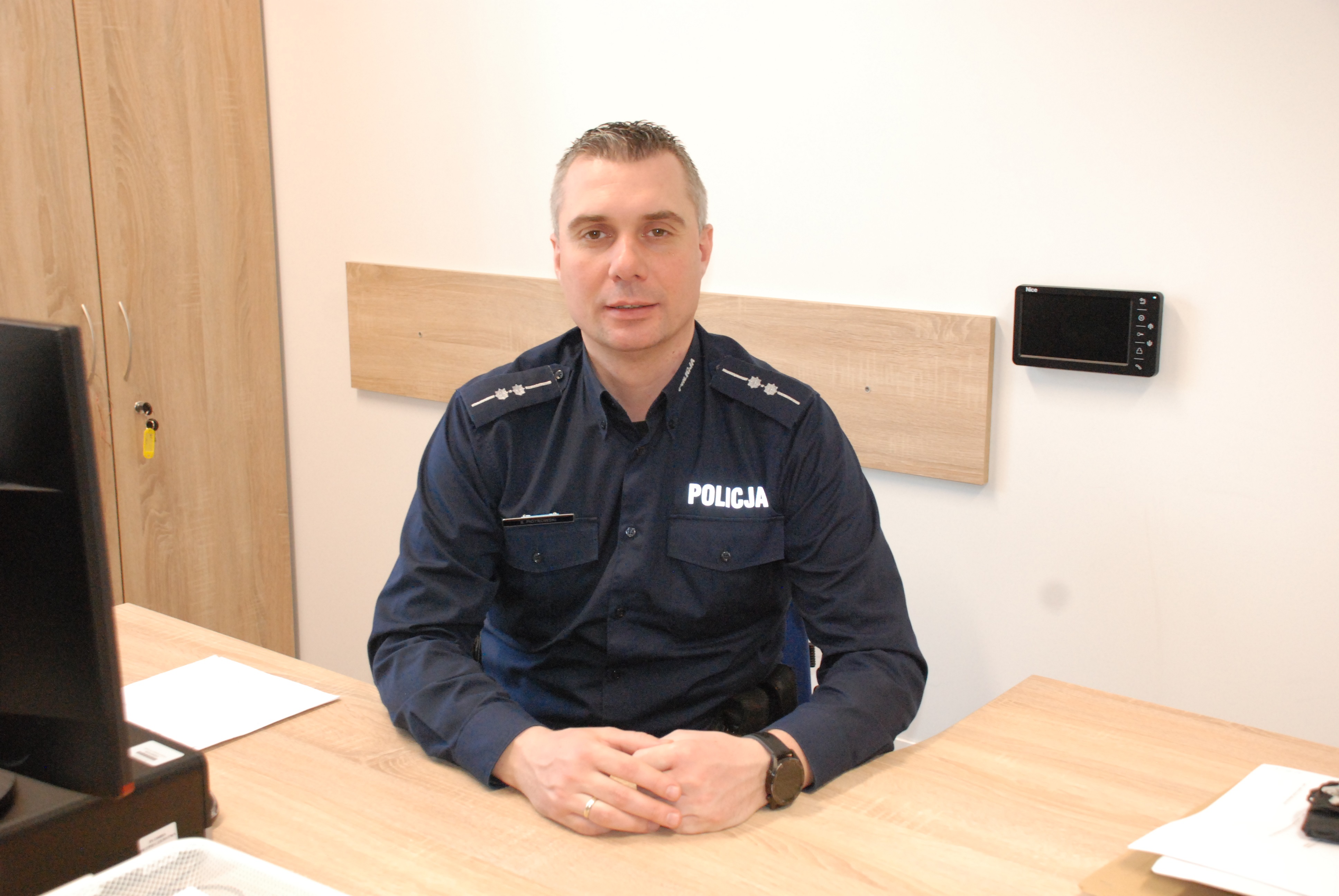 kierownik Komisariatu Policji w Karlinie , aspirant Sebastian Piotrowski