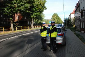 policjanci pod placówkami oświatowymi, w rejonach przejść dla pieszych