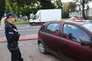 policjanci pod placówkami oświatowymi, w rejonach przejść dla pieszych