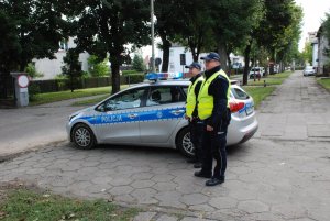 policjanci pod placówkami oświatowymi, w rejonach przejść dla pieszych