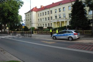 policjanci pod placówkami oświatowymi, w rejonach przejść dla pieszych