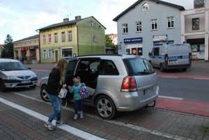 policjanci pod placówkami oświatowymi, w rejonach przejść dla pieszych