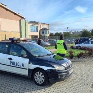 policjanci pod placówkami oświatowymi, w rejonach przejść dla pieszych