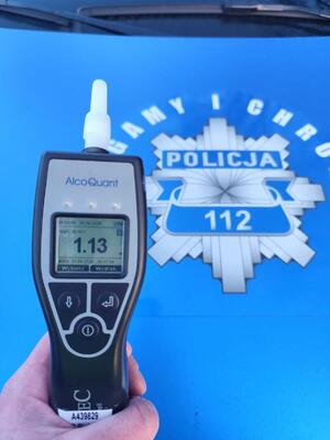 zdj.nr 1 urządzenie do mierzenia poziomu alkoholu w wydychanym powietrzu wskazujące wynik 1,13 mg/l
zdj.nr 2 pojazdy podczas prowadzonej kontroli 
zdj. nr 3 pojazd ciężarowy podczas prowadzonej kontroli drogowej
zdj.nr 4 pojazd podczas prowadzonej kontroli drogowej
zdj.nr 5 policjant prowadzący kontrolę drogową
zdj.nr 6 butelki po piwie oraz po napojach znajdujące się na siedzeniu w samochodzie